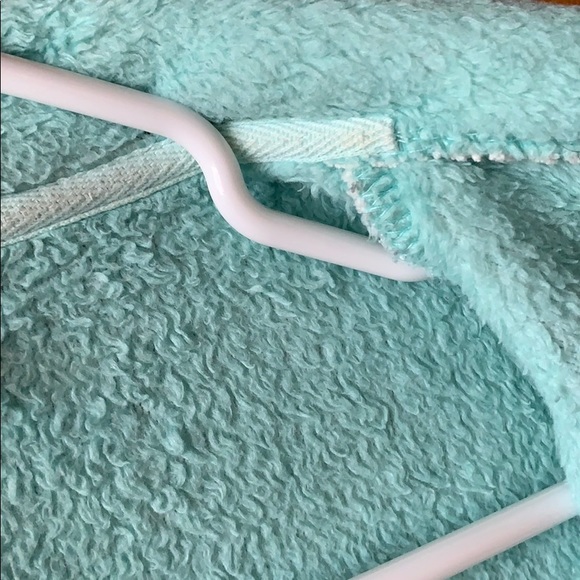 Fuzzy robe - Picture 5 of 7